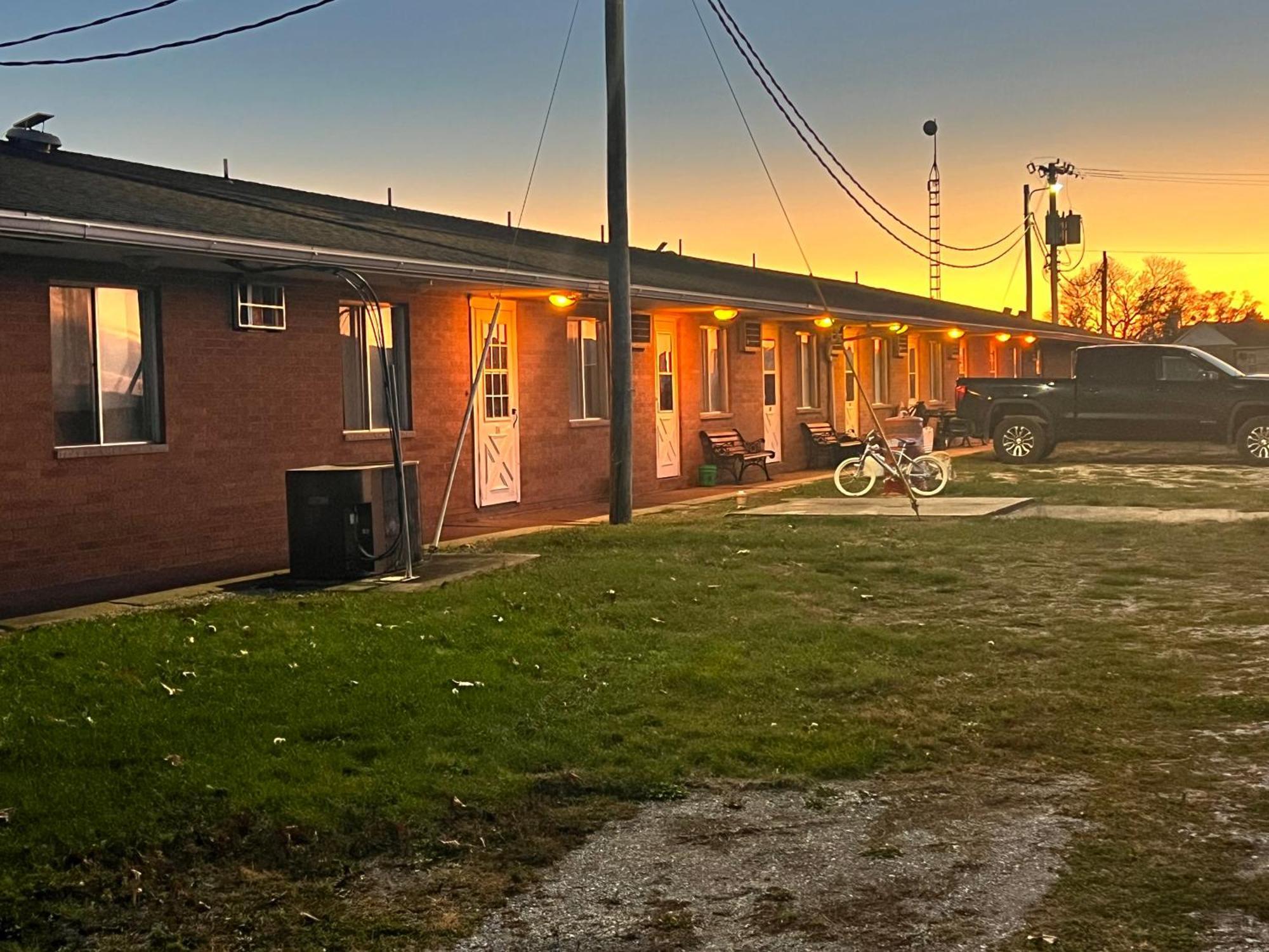 Oyo Hotel Prairie Winds Carthage Keokuk Hwy 136 Exterior foto